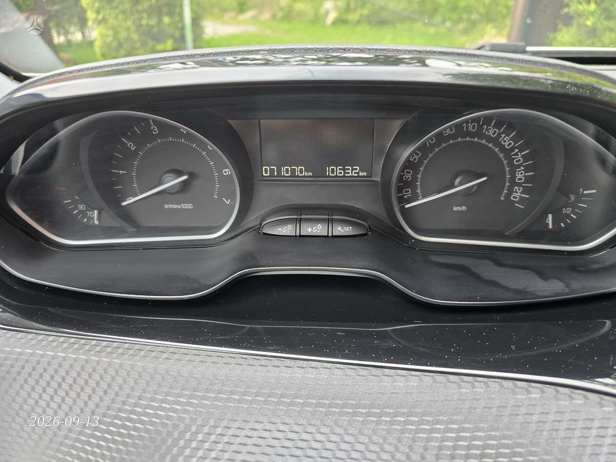 Peugeot 2008 - 8