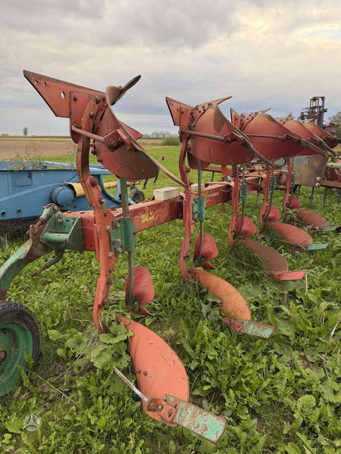 Kverneland Pl100, ploughs