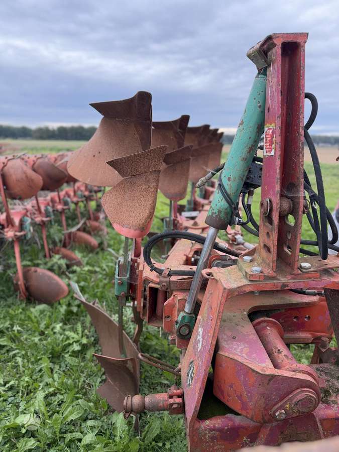 Kverneland Pl100, ploughs