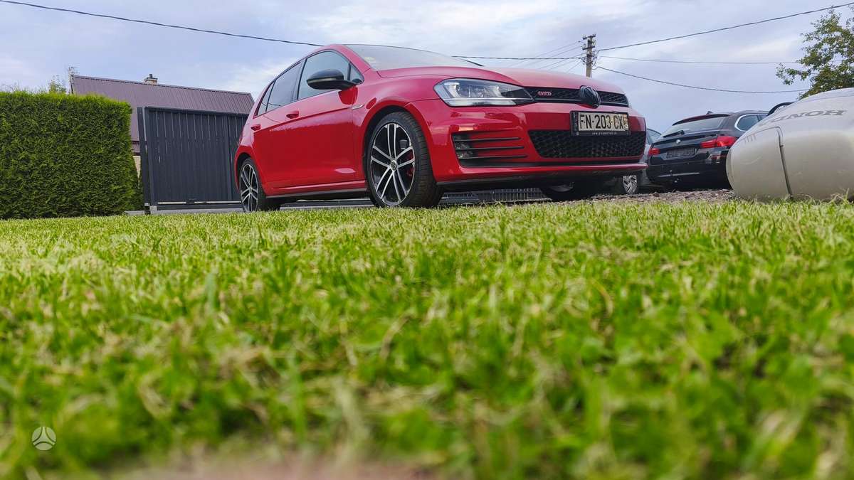 Volkswagen Golf - 1
