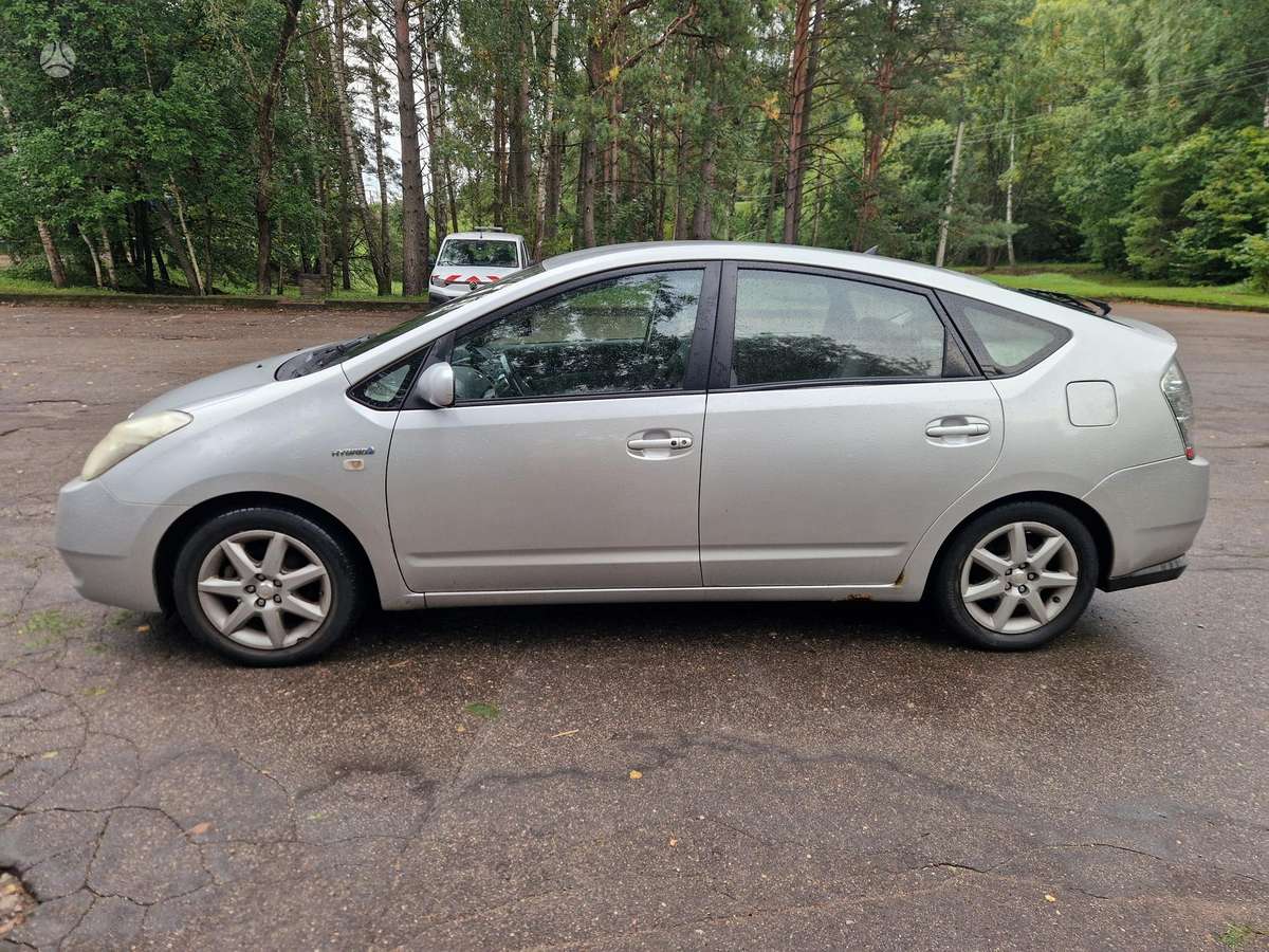 Toyota Prius - 4
