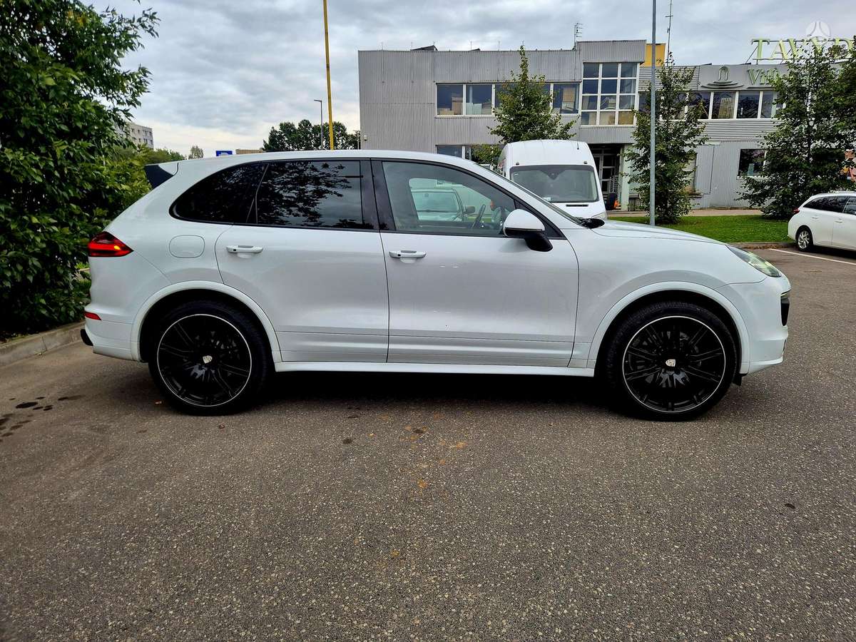 Porsche Cayenne - 4