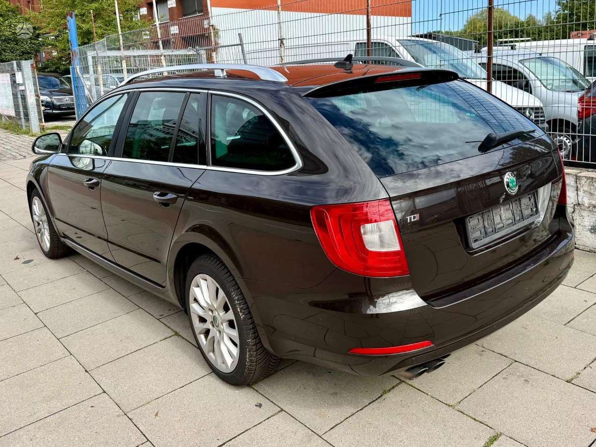 Skoda Superb dalimis