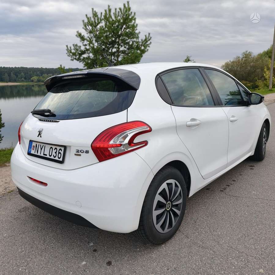 Peugeot 208 - 8