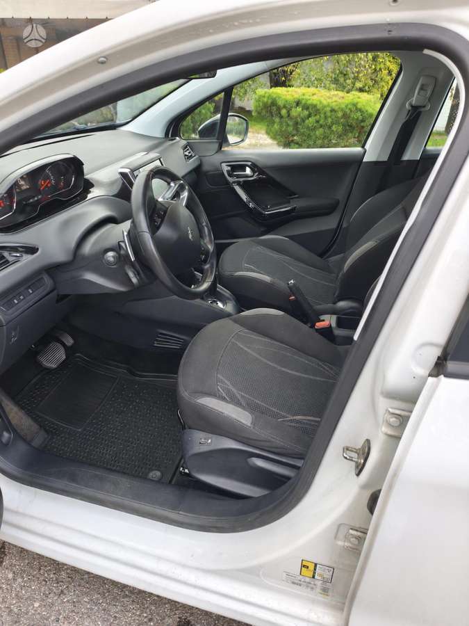 Peugeot 208 - 11