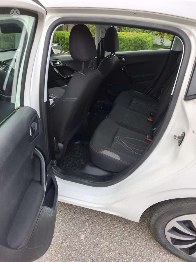 Peugeot 208 - 12