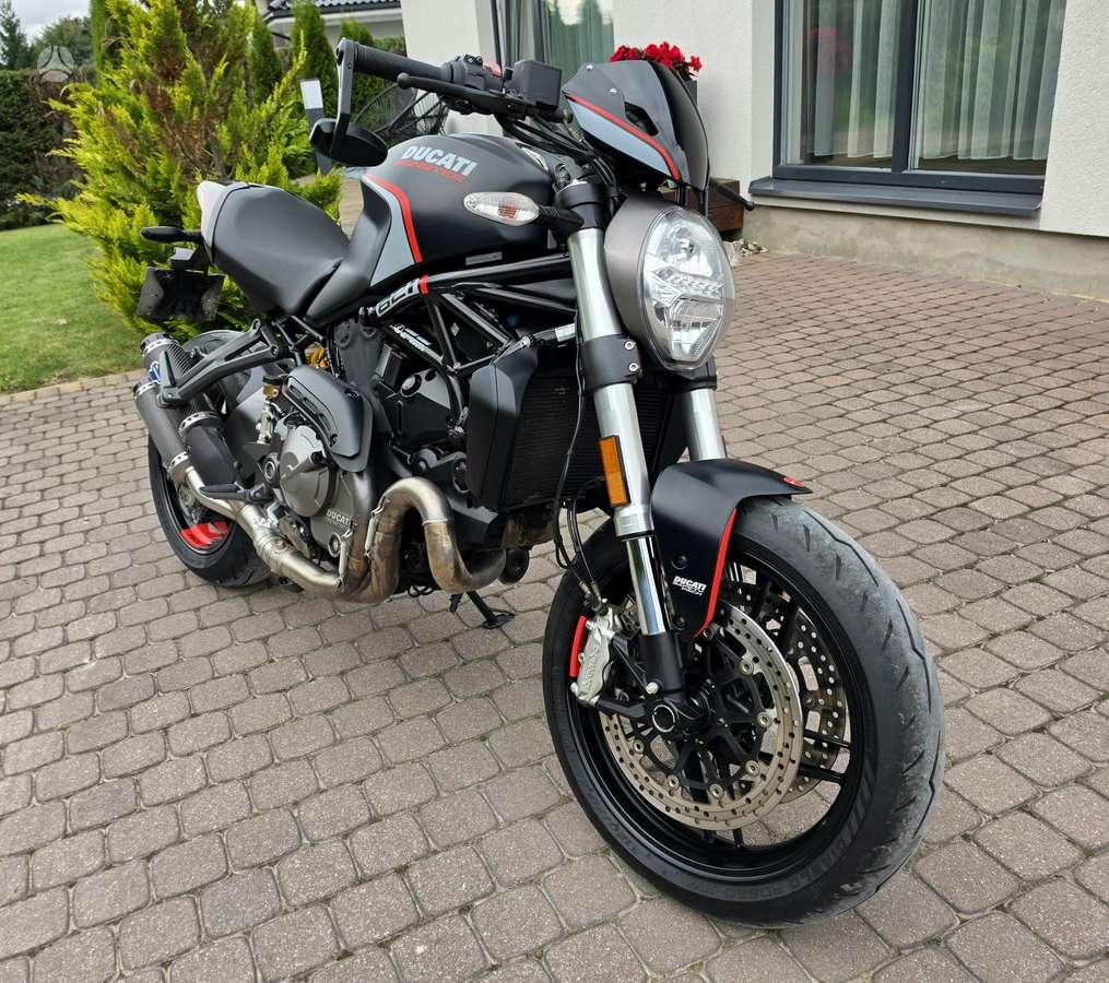 Ducati Monster 821cc, street / classic