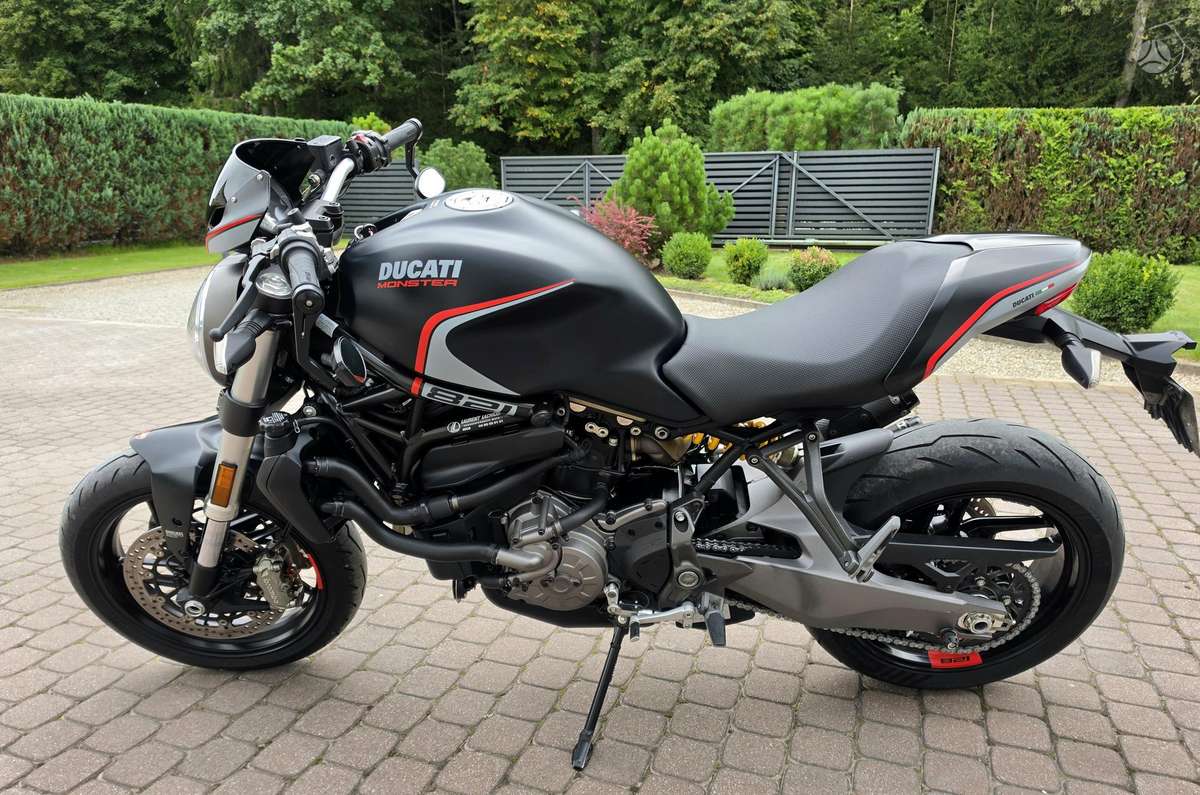 Ducati Monster 821cc, street / classic