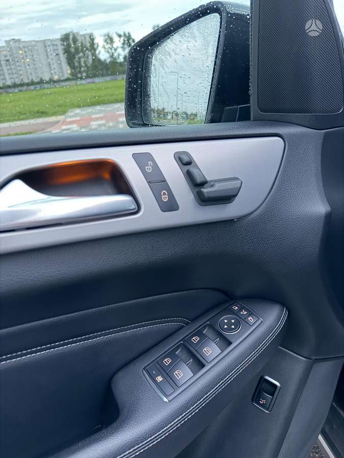 Mercedes-Benz ML350 - 10