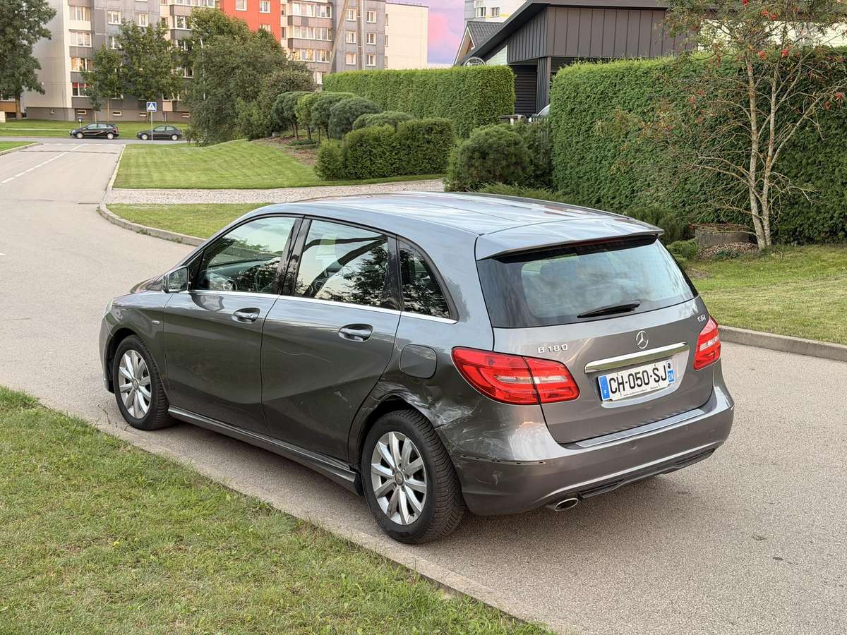 Mercedes-Benz B180 - 4