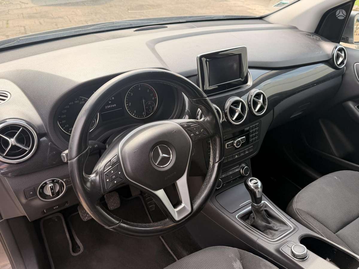 Mercedes-Benz B180 - 10
