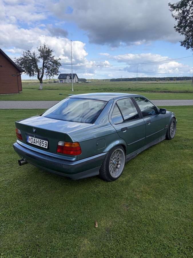 BMW 316, saloon / sedan