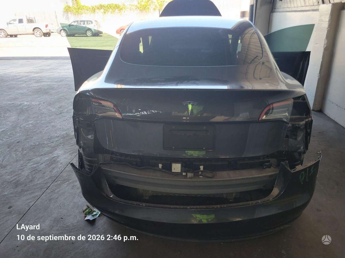 Tesla Model 3, Седан