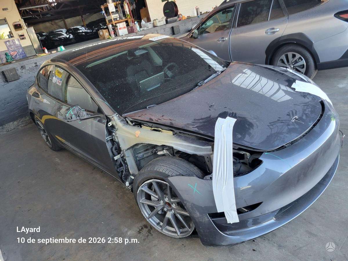 Tesla Model 3, sedanas