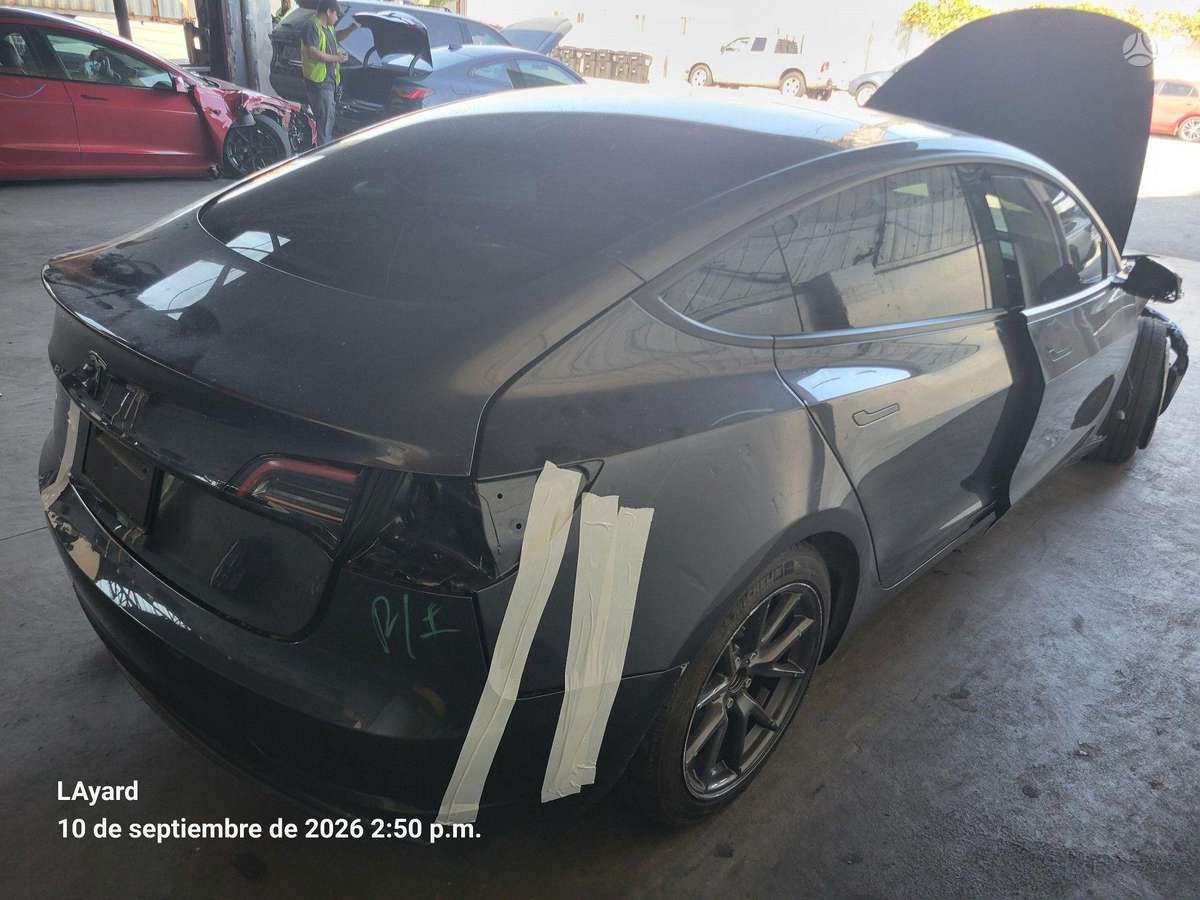 Tesla Model 3, Седан