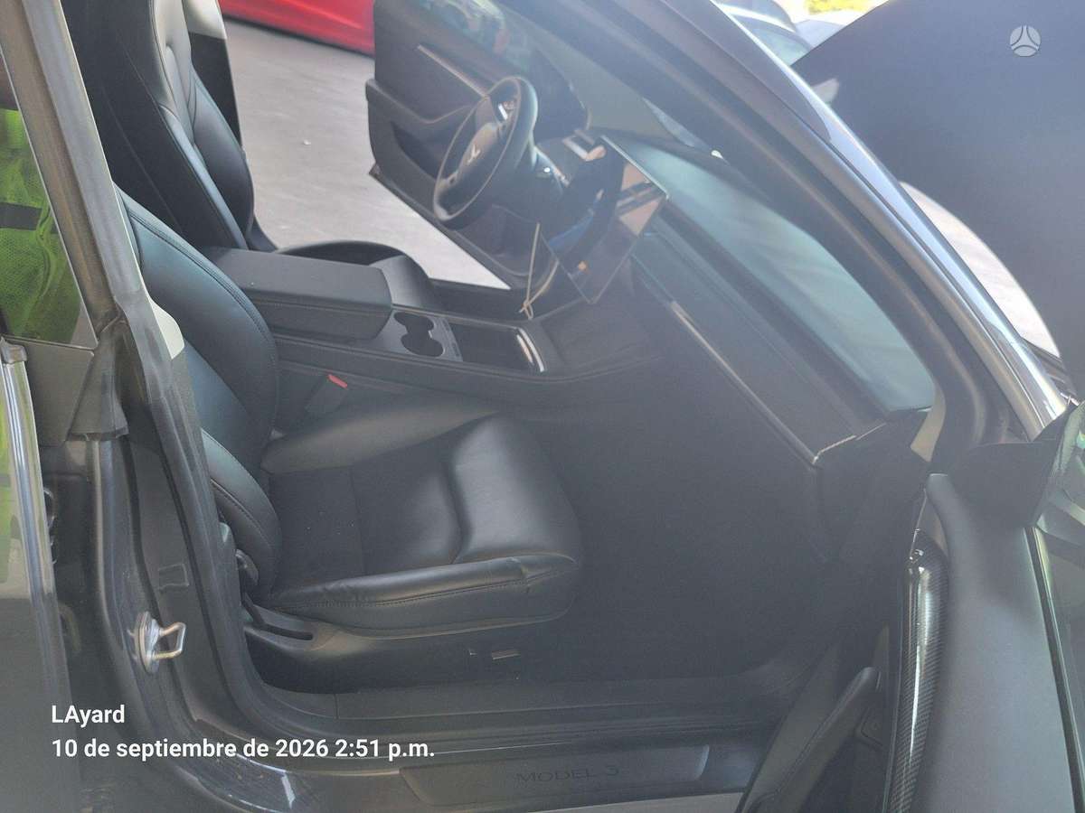 Tesla Model 3, Седан