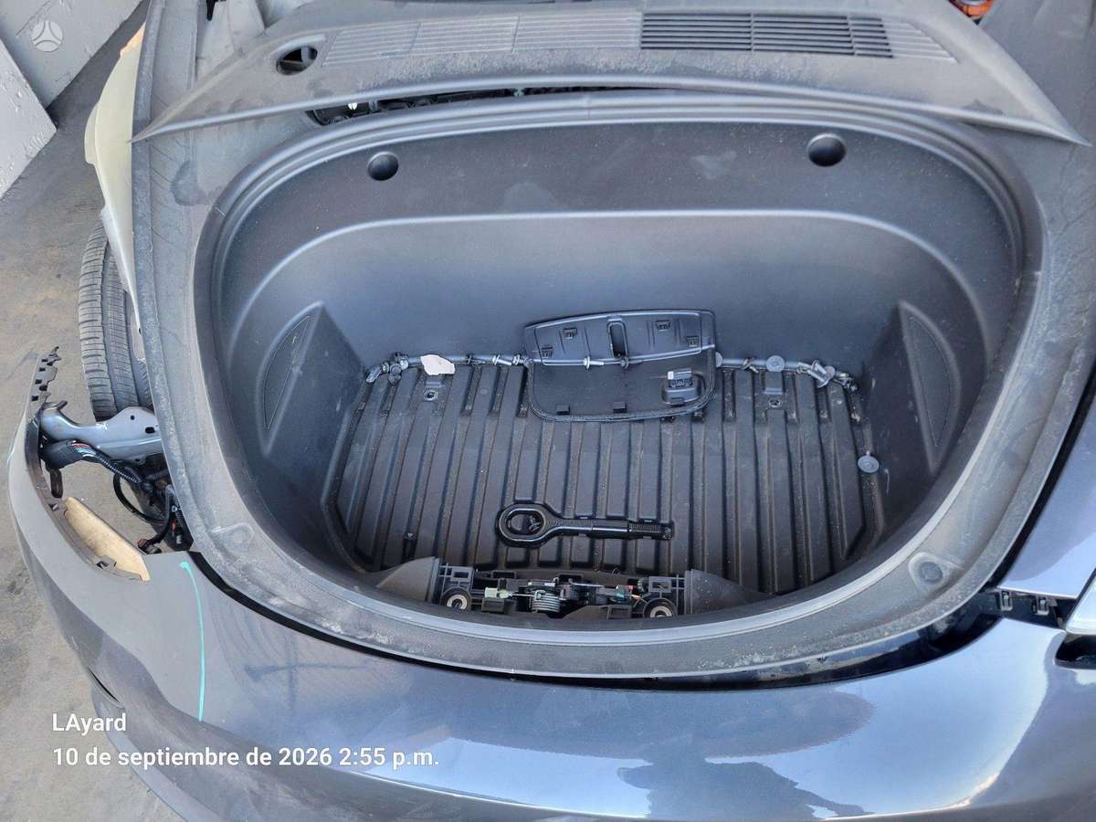 Tesla Model 3, Седан