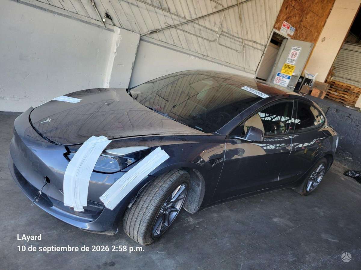 Tesla Model 3, Седан