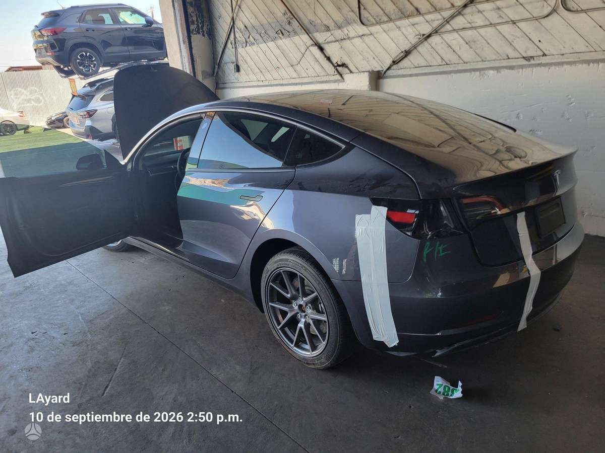 Tesla Model 3, sedanas
