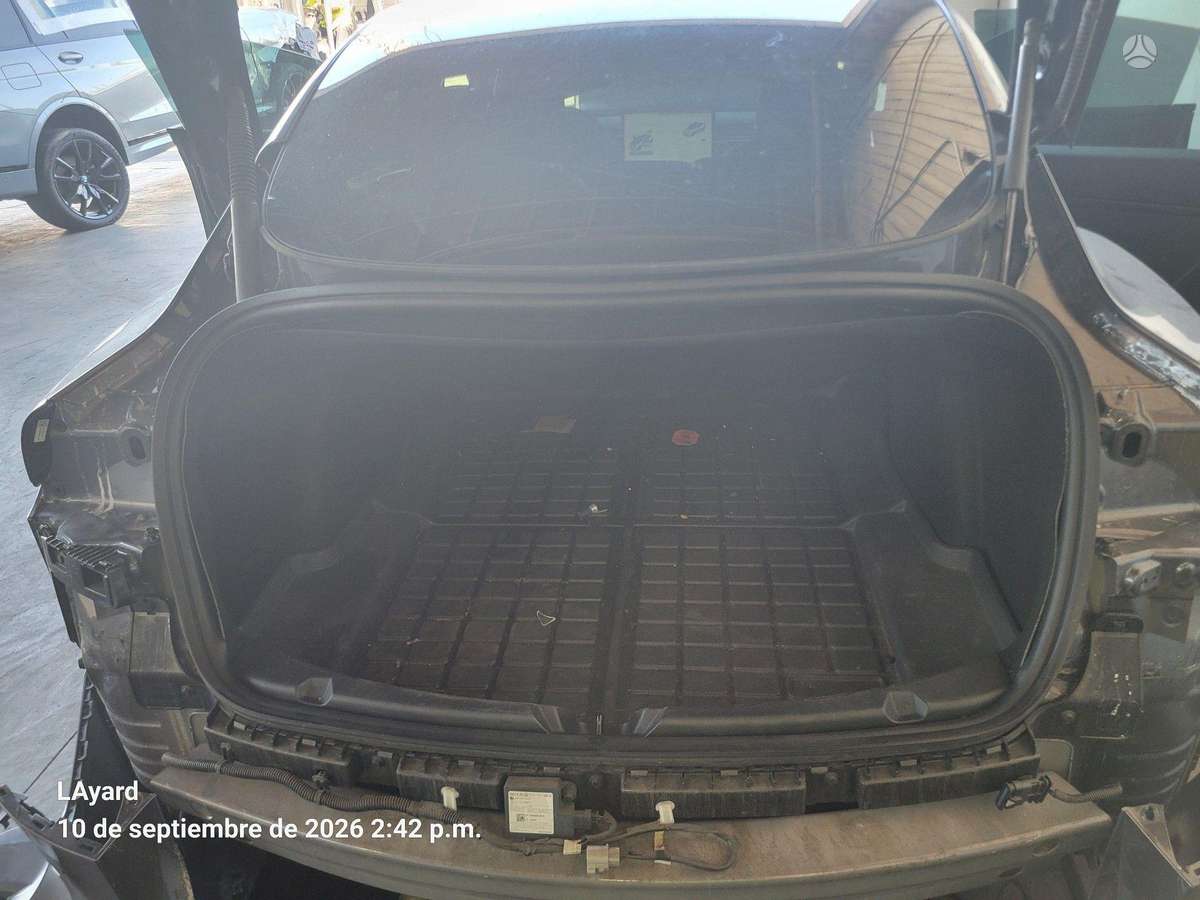 Tesla Model 3, Седан