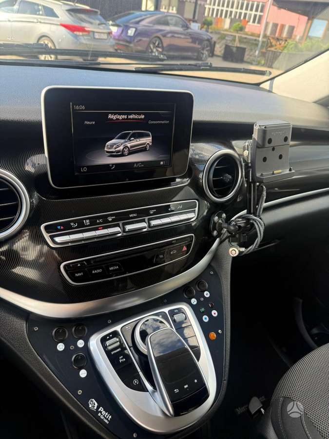 Mercedes-Benz V220 - 3