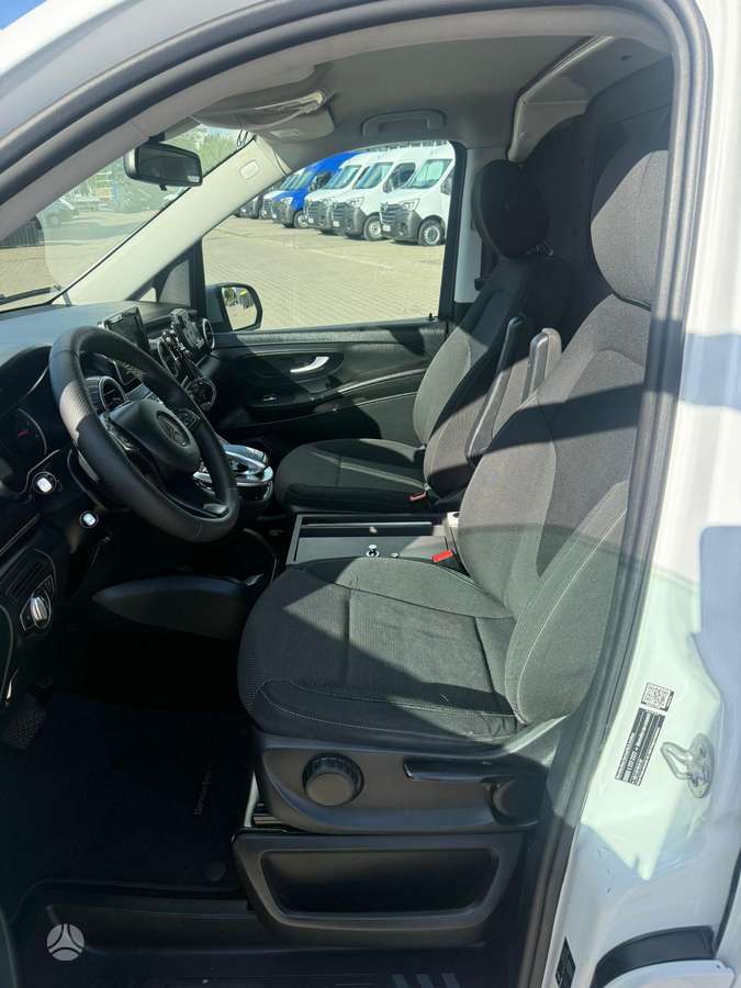 Mercedes-Benz V220 - 11