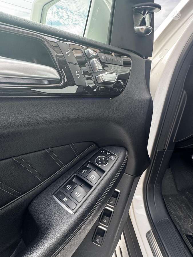 Mercedes-Benz GLS350 - 12