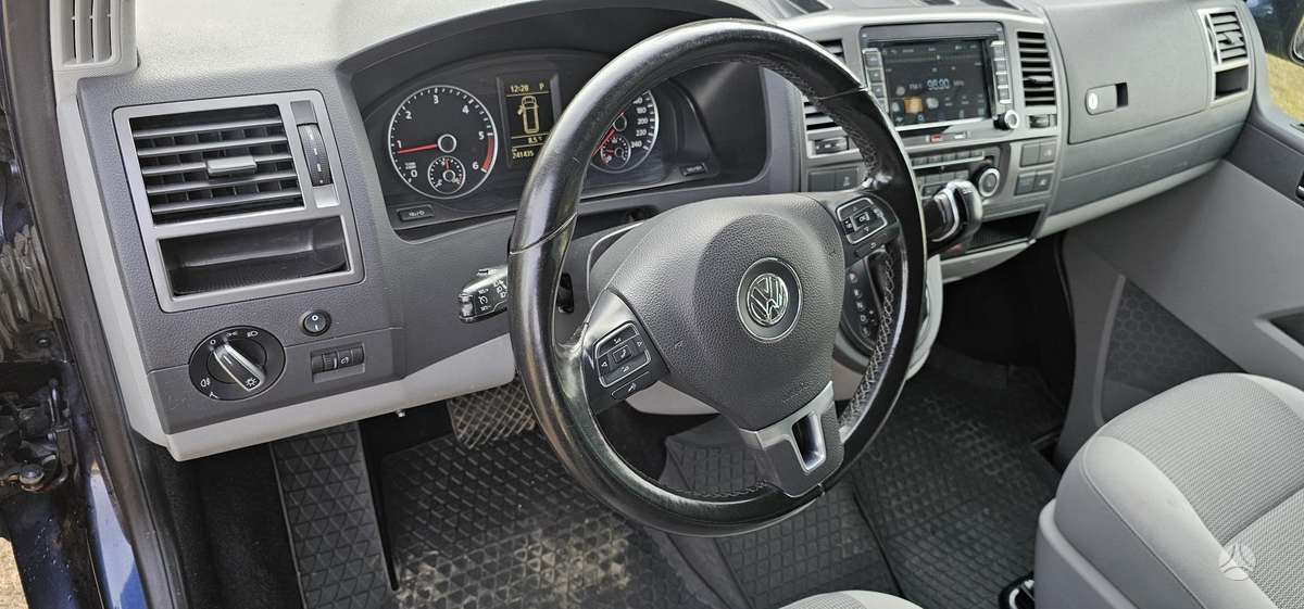 Volkswagen Caravelle - 10