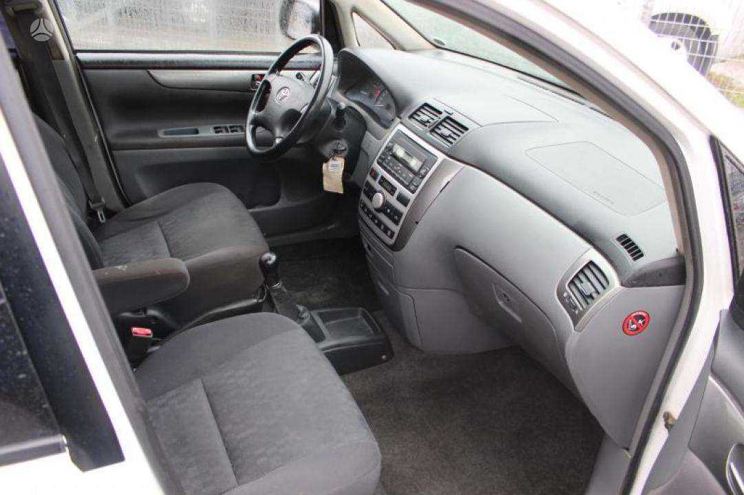 Toyota Avensis Verso - 5
