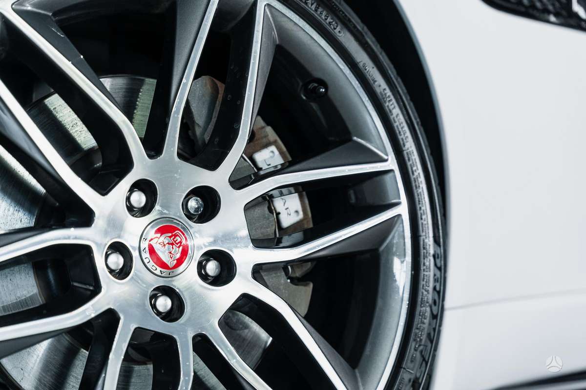 Jaguar F-Type - 10