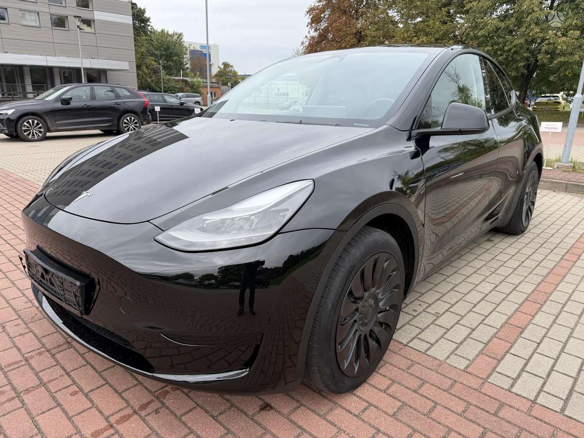 Tesla Model Y - 1