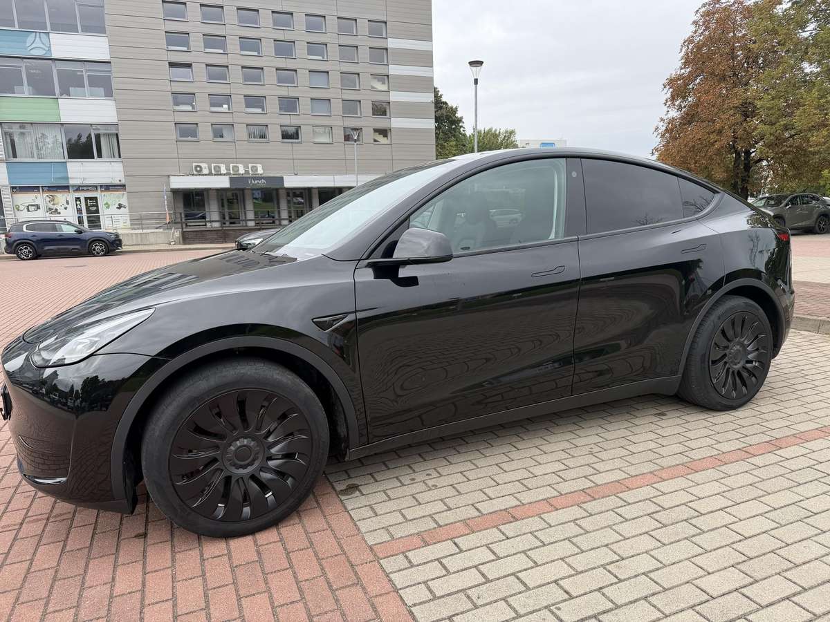 Tesla Model Y - 2