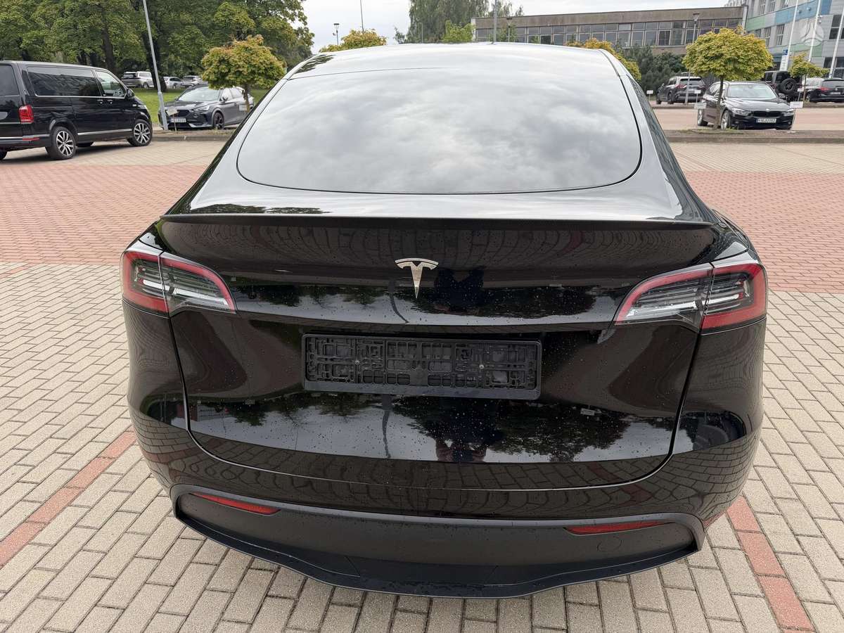 Tesla Model Y - 6