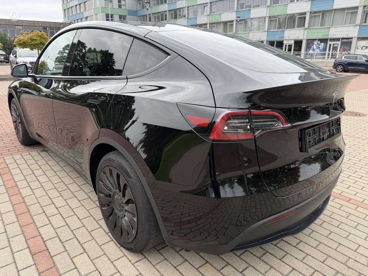 Tesla Model Y - 7