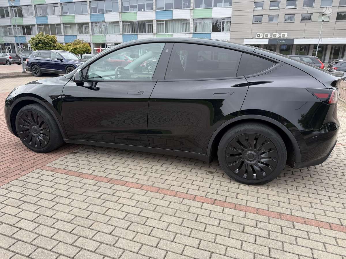 Tesla Model Y - 8