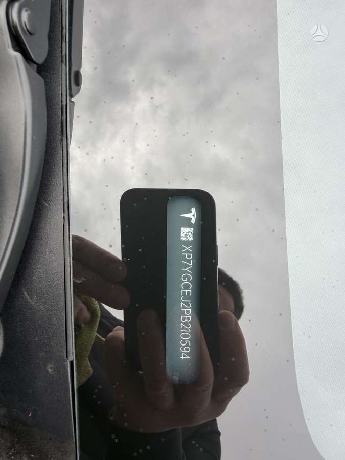 Tesla Model Y - 9
