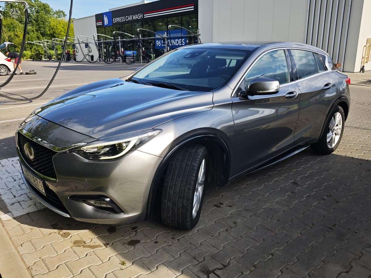 Infiniti Q30 - 1