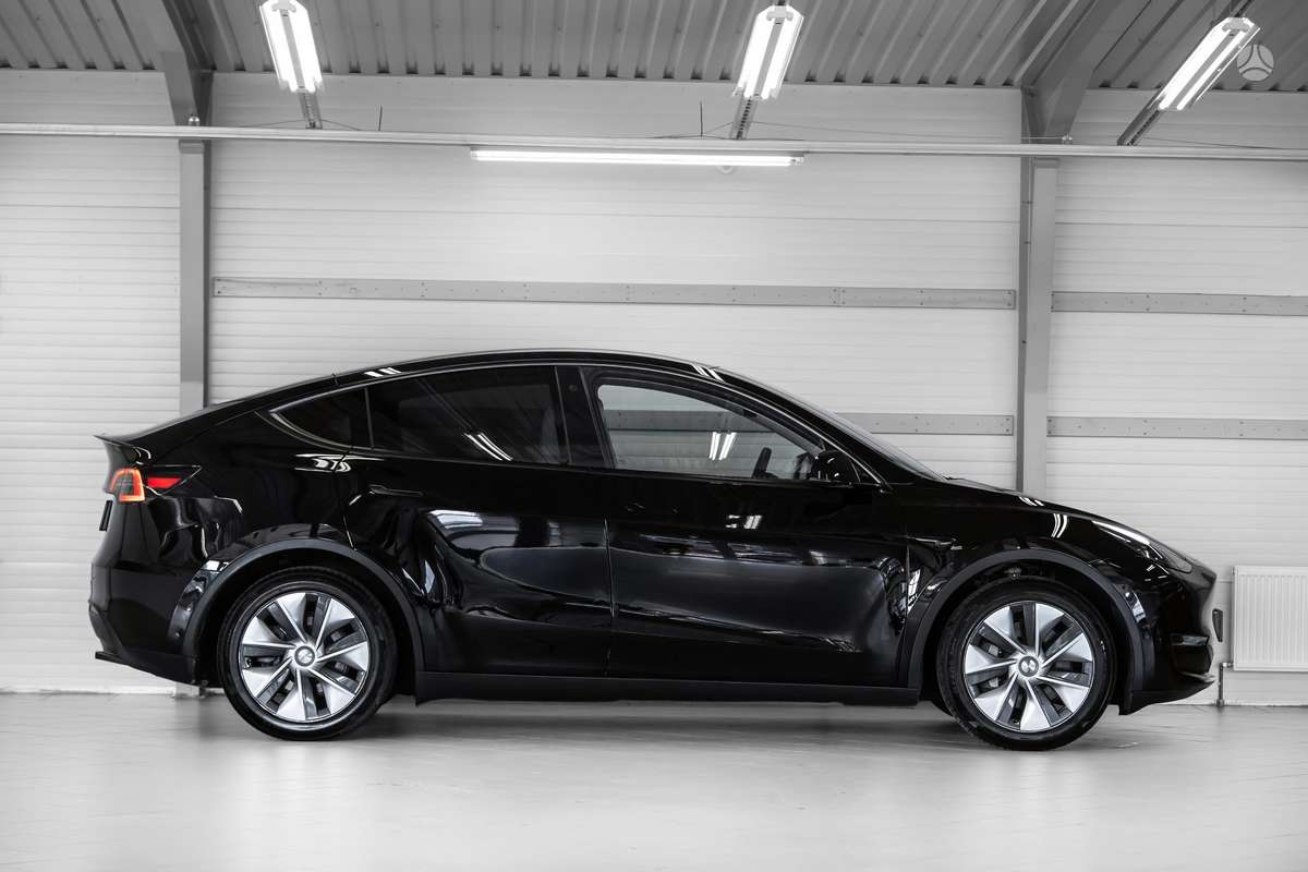 Tesla Model Y - 4