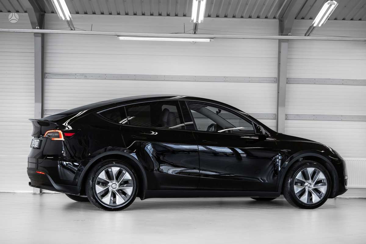 Tesla Model Y - 3