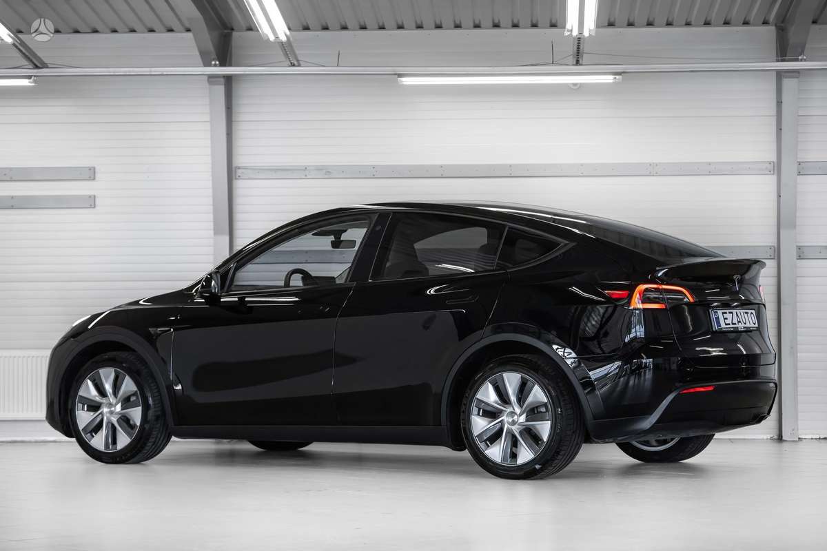 Tesla Model Y - 8