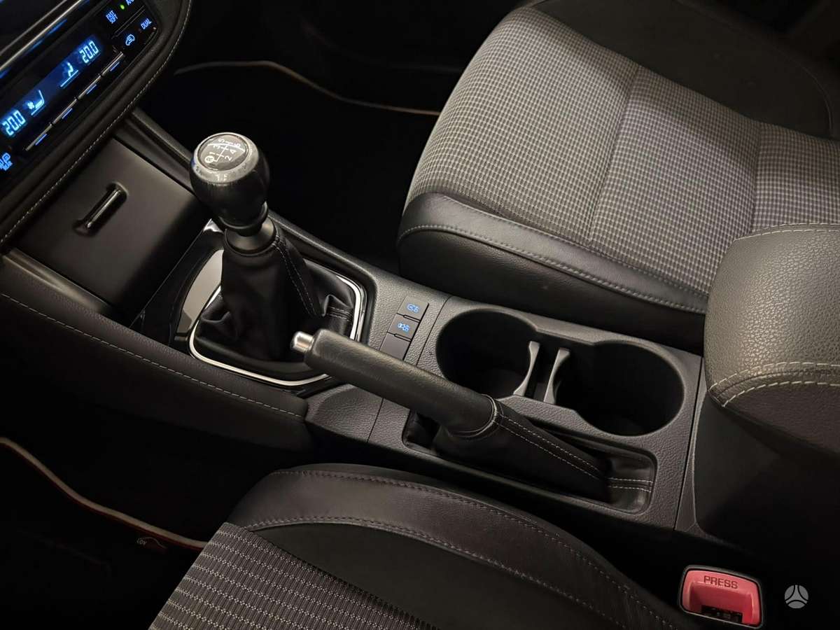 Toyota Auris, 1.6 l., Универсал