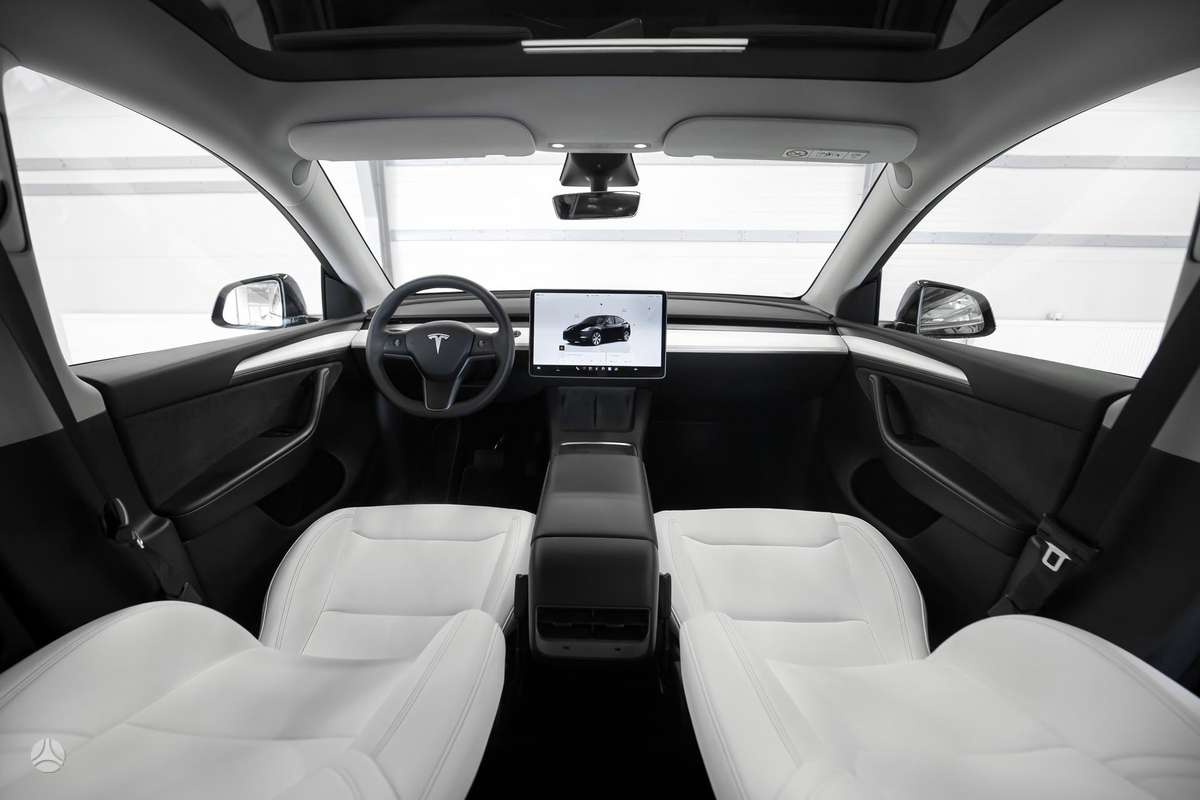 Tesla Model Y - 11
