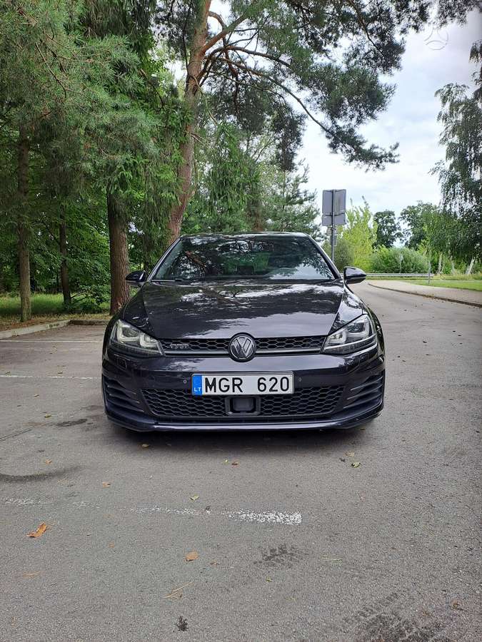 Volkswagen Golf - 1