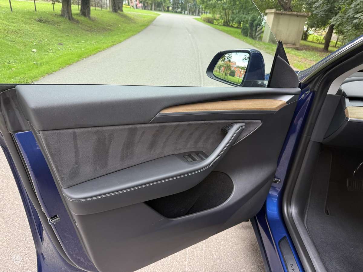 Tesla Model Y - 11
