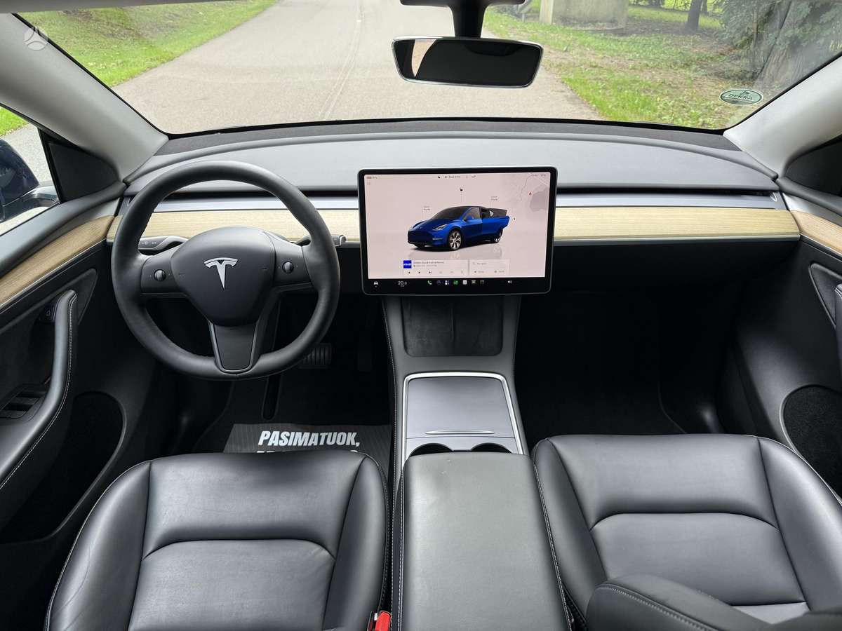Tesla Model Y - 12