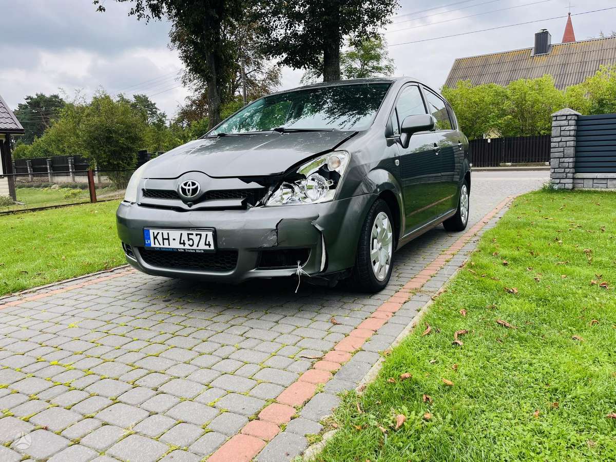Toyota Corolla Verso - 4