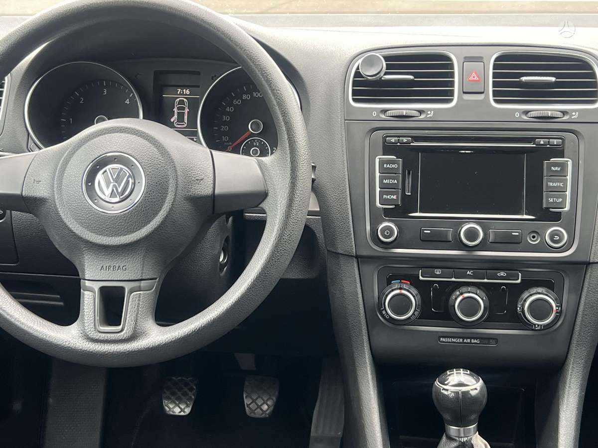 Volkswagen Golf - 10