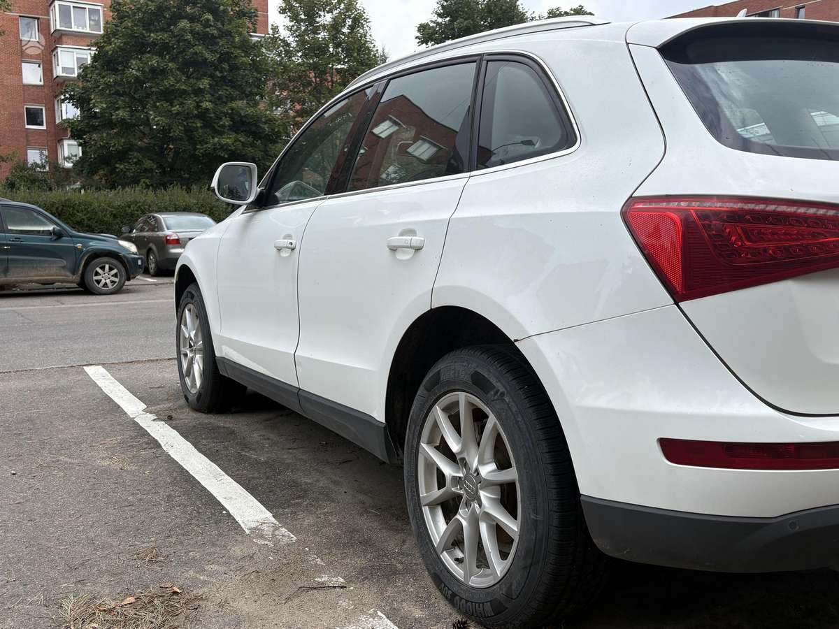 Audi Q5, 2.0 l., off-road / crossover