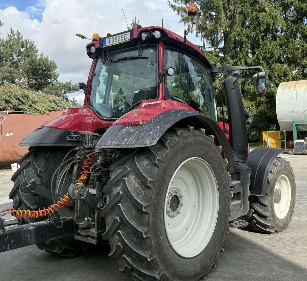Valtra T215 Versus, tractors