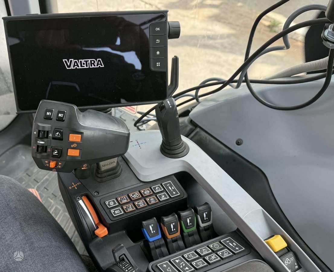 Valtra T215 Versus, tractors